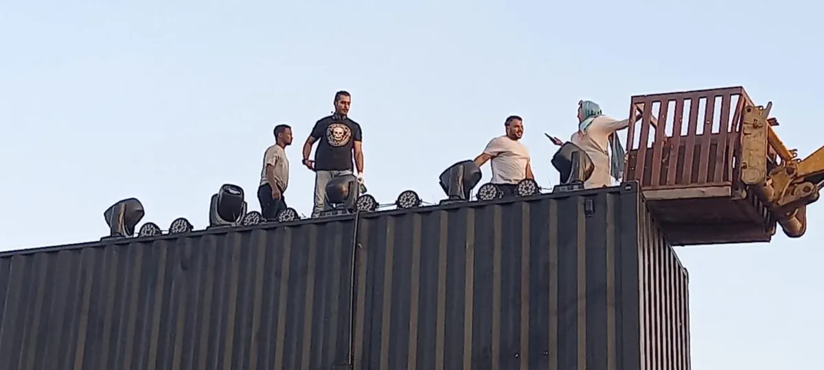 تركيب أبراج ووحدات الإضاءة