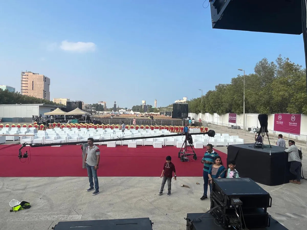 تجهيز المسارح والسجّاد الأحمر